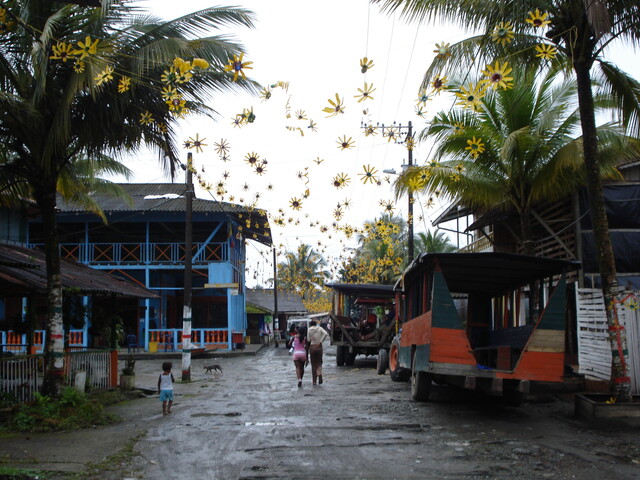 Vista de calle en pueblo de la Costa Pacífica colombiana