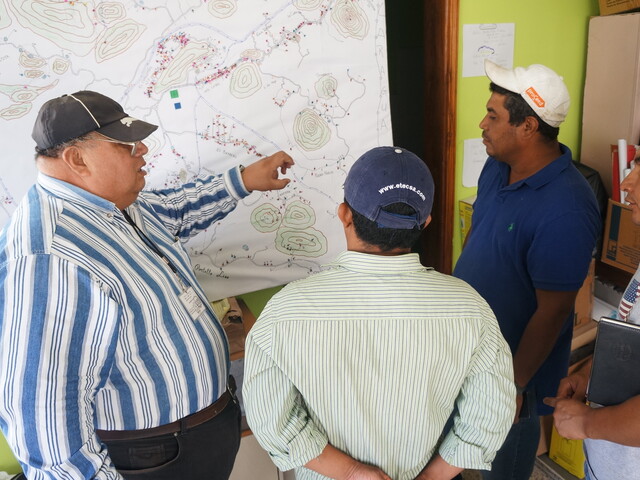 Técnicos discutiendo sobre cómo intervenir en el rural disperso