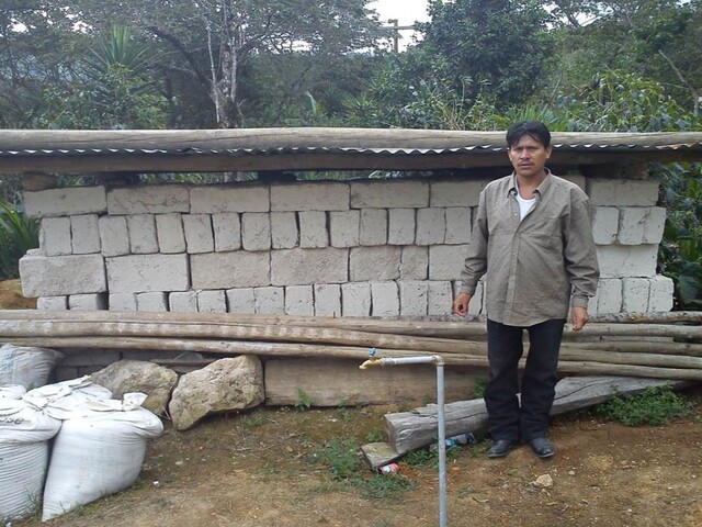 Comunitario de Chinacla que hace uso del agua para la elaboración de bloques