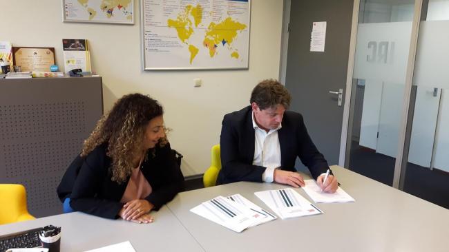 IRC CFO Rutger Verkerk co-signs the collective labour agreement (cao) in the presence of FNV trade union official Sabrina Sanches 