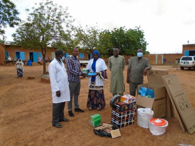 Les agents de santé et l’équipe cadre de l’hôpital de district de Torodi, reçoivent des mains de IRC Niger des équipements pour l’éclairage nocturne des formations sanitaires (Ph. O. Ismael, 2021)