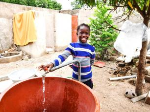 UNICEF et IRC conjuguent leurs efforts pour des services durables en eau potable, hygiène et assainissement au Burkina Faso.