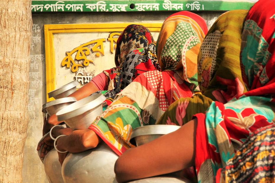 Bangladesh women fetching water